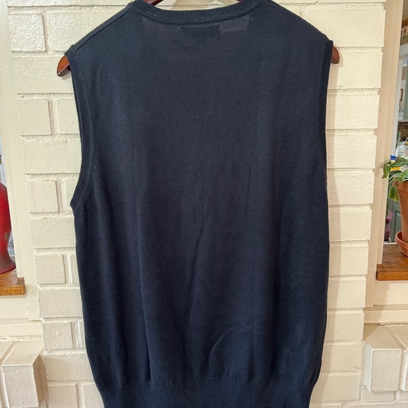 Men’s Large V-Neck Sweater Vest Black with Argyle Style Pattern on Front - Picture 2 of 2